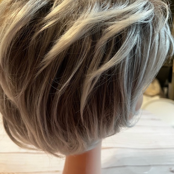 Women Synthetic Hair Short Layered Curly with Bangs Silver Grey Wig None Lace - Picture 9 of 11